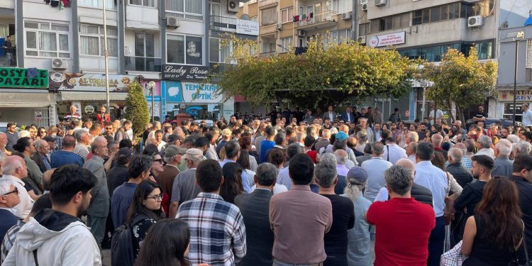Mersin’de halk iradesine dönük darbe protesto edildi