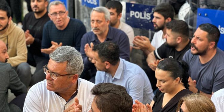 Mersin’de halk iradesine dönük darbe protesto edildi