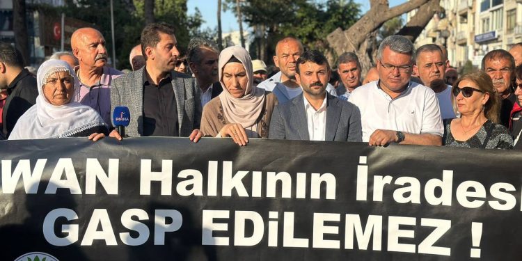 Mersin’de halk iradesine dönük darbe protesto edildi