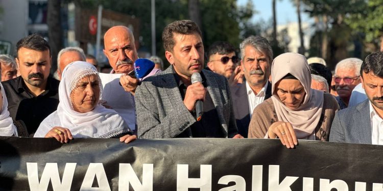 Mersin’de halk iradesine dönük darbe protesto edildi