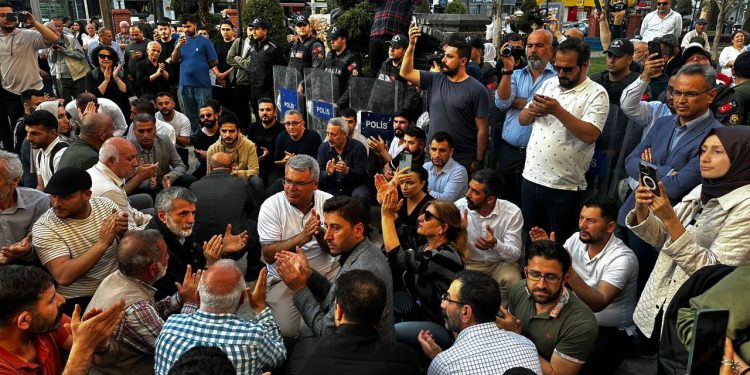 Mersin’de halk iradesine dönük darbe protesto edildi