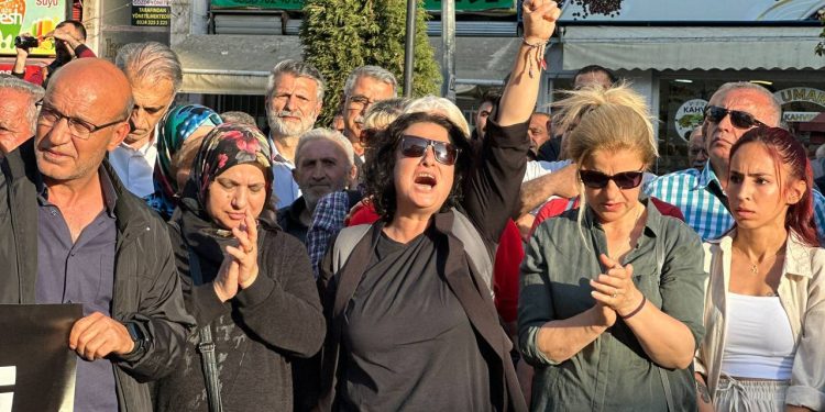 Mersin’de halk iradesine dönük darbe protesto edildi