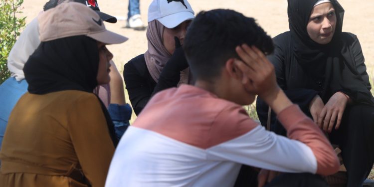 Minbicli gençler Önder Apo’nun hayatını anlatan broşürler dağıttı