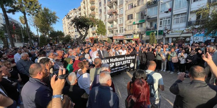 Mersin’de halk iradesine dönük darbe protesto edildi