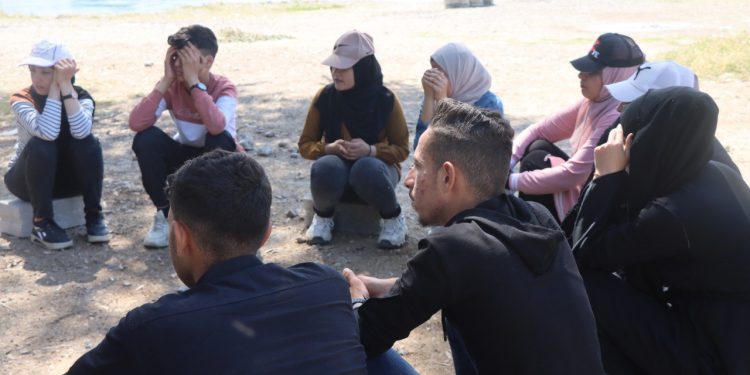 Minbicli gençler Önder Apo’nun hayatını anlatan broşürler dağıttı