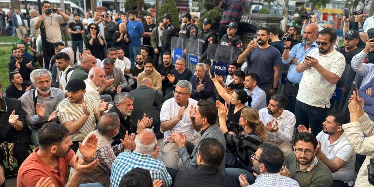 Mersin’de halk iradesine dönük darbe protesto edildi