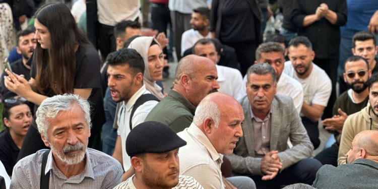 Mersin’de halk iradesine dönük darbe protesto edildi