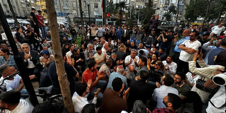 Mersin’de halk iradesine dönük darbe protesto edildi