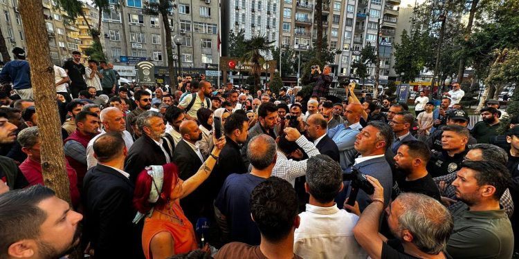 Mersin’de halk iradesine dönük darbe protesto edildi