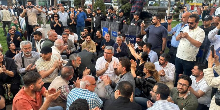 Mersin’de halk iradesine dönük darbe protesto edildi