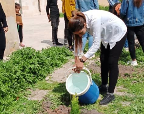 Kobanêli genç kadınlar Önder Apo’nun doğum günü için ağaç dikti