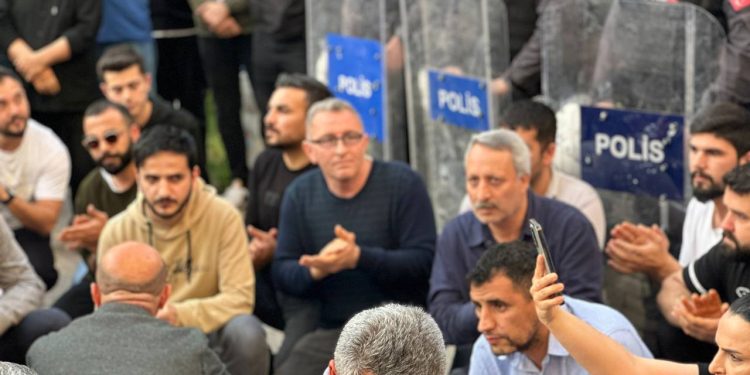 Mersin’de halk iradesine dönük darbe protesto edildi