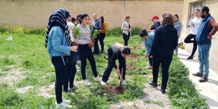 Kobanêli genç kadınlar Önder Apo’nun doğum günü için ağaç dikti