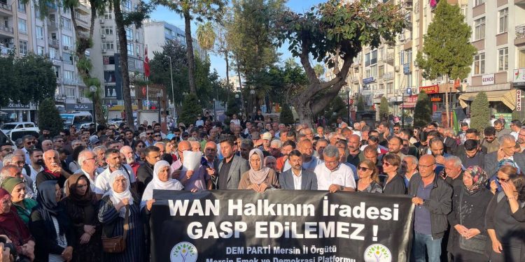 Mersin’de halk iradesine dönük darbe protesto edildi