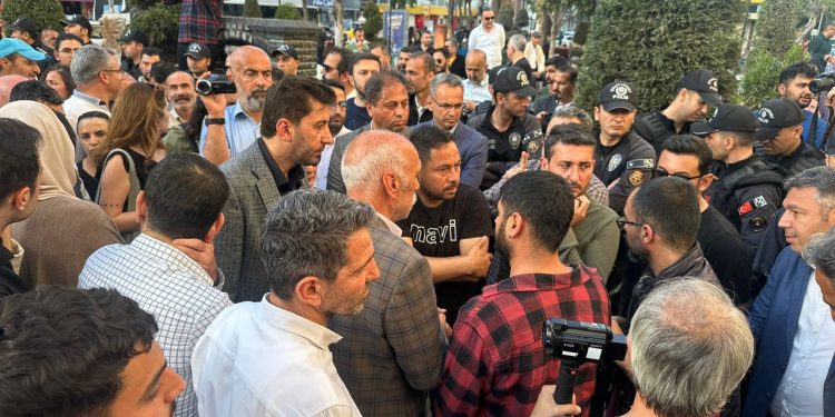 Mersin’de halk iradesine dönük darbe protesto edildi