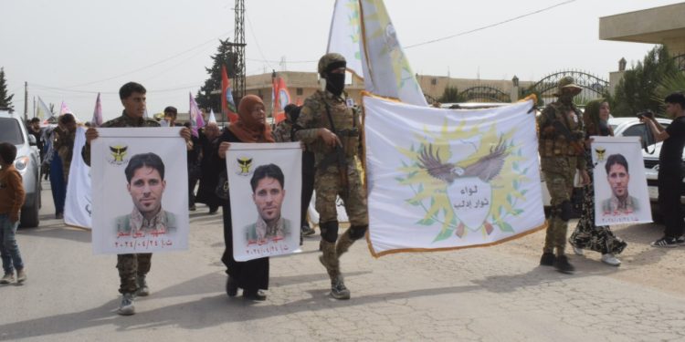 Şehit Zeybek Saxêr Minbiç’te son yolculuğuna uğurlandı.