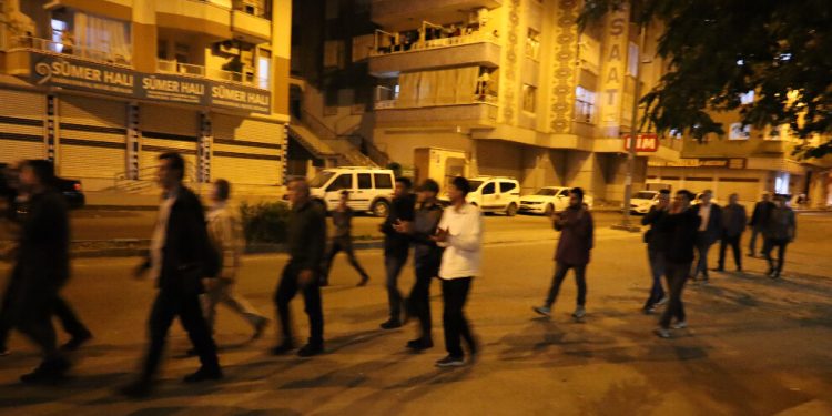 Amed ve Adana’da protestolar ve ‘İradene sahip çık’ çağrısı