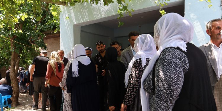 Şehit Aşkan’ın taziyesine kitlesel ziyaret