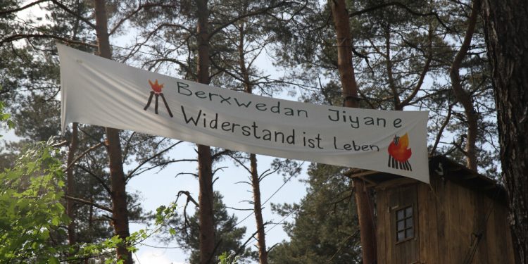 Berlin’de Tesla’ya karşı ‘berxwedan jiyan e’ diyerek direniyorlar