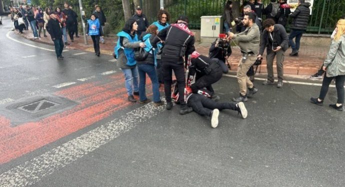 İstanbul’da en az 216 kişi gözaltına alındı