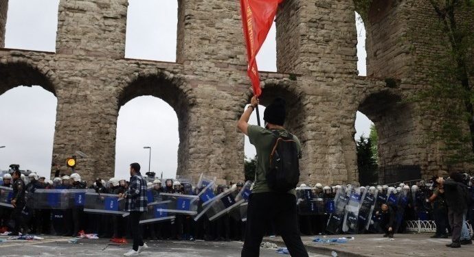 İstanbul’da en az 15 gözaltı