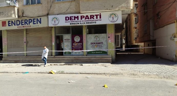 Bêrecûk’te DEM Parti binasına saldırı