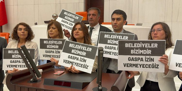 Türk meclisinde kayyum protestosu: Bir kenara yazın, yenileceksiniz!