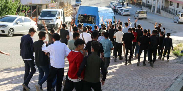 Colemêrg’de gençler direnişe geçti