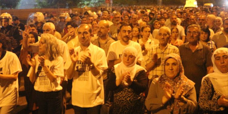 Amed’de gaspa karşı binlerce kişi yürüdü: Kayyum darbedir