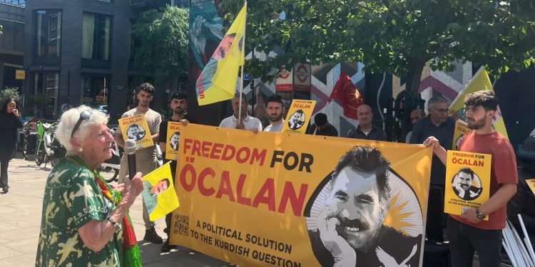 Londra’da Af Örgütü’ne Önder APO dosyası sunuldu