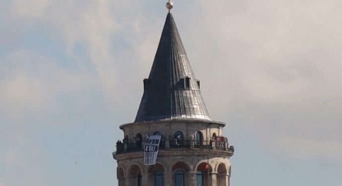 Galata Kulesi’nde ‘Kayyum defol’ pankartı