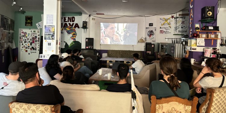 Genç öğrencilerden film gösterimi