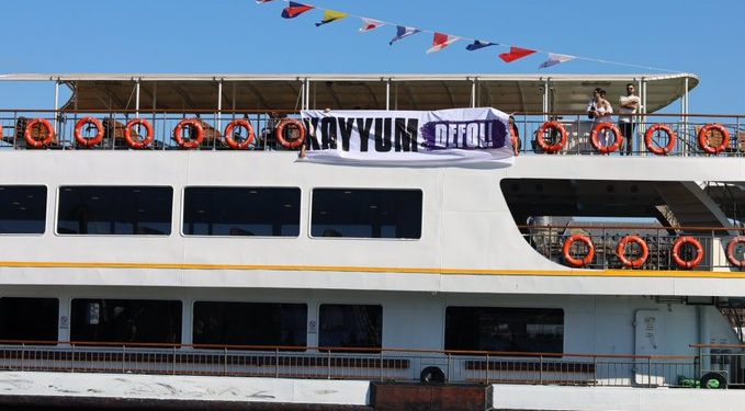 İstanbul’da vapura ‘kayyum defol’ pankartı asıldı