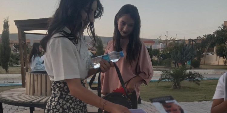 Şengalli genç kadınlar çocuk evlilikleri ile ilgili broşür dağıttı