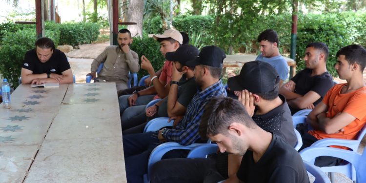 Minbicli Arap gençler Önder APO’nun “Nasıl Yaşamalı” kitabını okuyor.