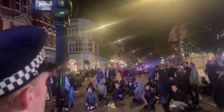 Maç sonrası Londra DKTM’ye saldırı: Kürt gençleri öz savunmada -yenilendi