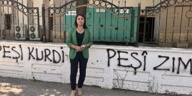 DEM Parti’den Êlih’te valilik duvarına ‘Pêşî Kurdî’ yazılaması