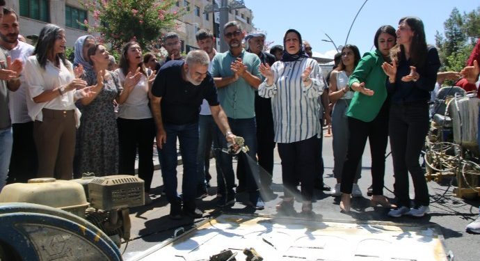 Halk silinen Kürtçe yazıları yeniden yazdı