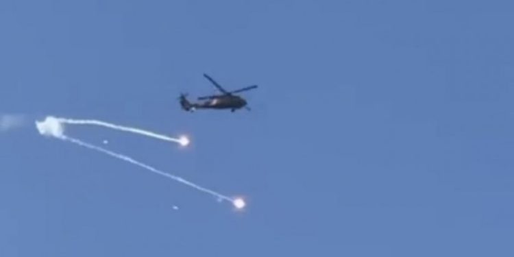 Askeri helikopter kent merkezine mühimmat attı