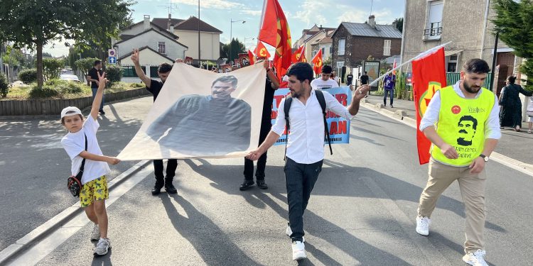 Villiers-le-Bel ‘de Kurdistan’lılar Önder APO’nun fiziki özgürlüğünü haykırdı