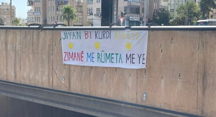 Gençler, Kürtçe’ye dönük saldırılara pankartla tepki gösterdi