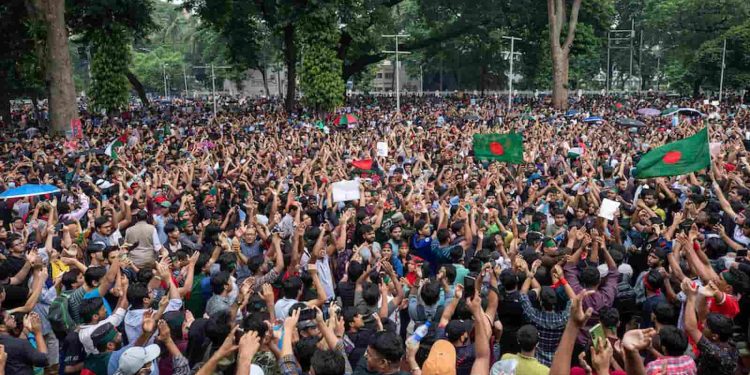 Bangladeş’te göstericiler Başbakan’ın konutunu bastı