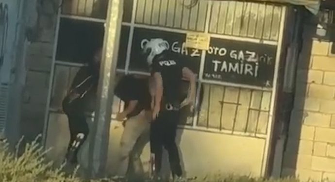 Faşist Türk polisleri bir genci sokak ortasında darp etti