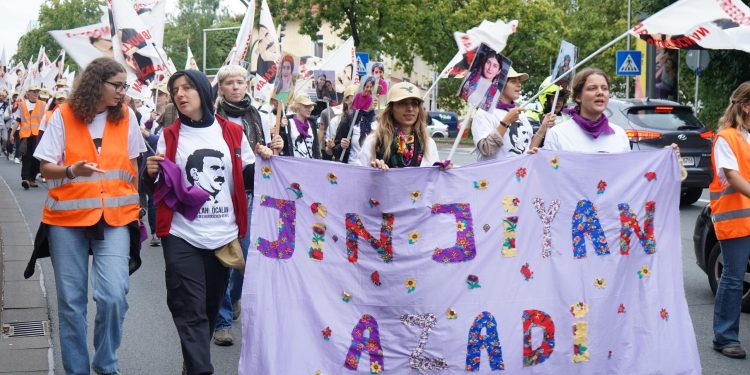 UZUN YÜRÜYÜŞ “JIN JIYAN AZADΔ SEMİNERİ İLE 1. GÜNÜNÜ TAMAMLADI