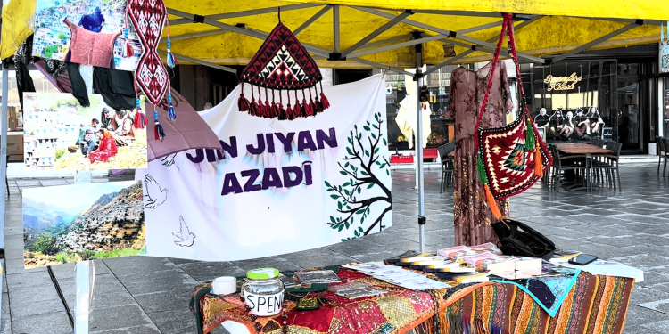 Köln’de TekoJIN Üyesi Genç Kadınlar Kültür Standı Açtı