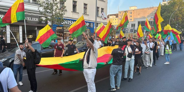 Berlin’de TCŞ ve TekoJIN öncülüğünde “Önder APO’ya Özgürlük” yürüyüşü