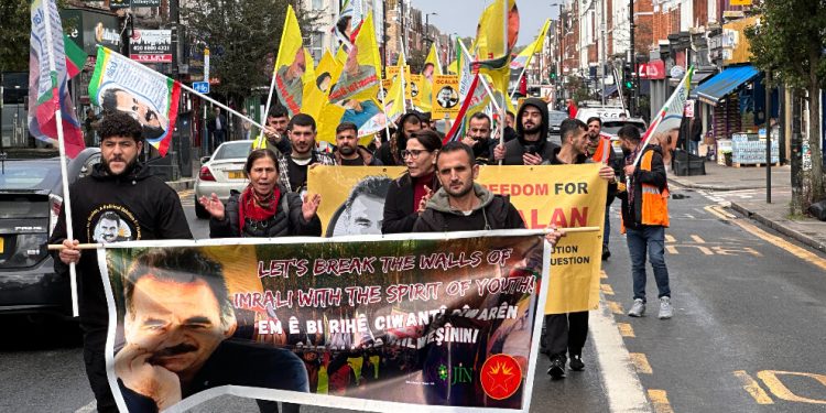 Gençler Londra’da Önder APO’nun özgürlüğü için yürüyor