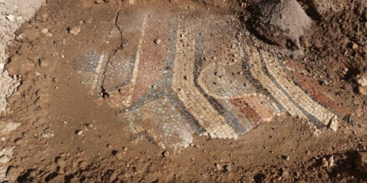 Minbic’te tarihi mozaik bulundu