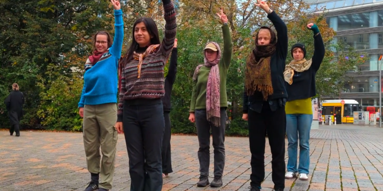 Enternasyonalist genç kadınlardan dans gösterisi