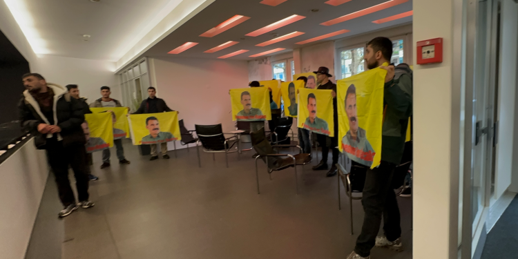 TCŞ Üyelerinden Gazete Yayın Binasına Sivil İtaatsizlik Eylemi